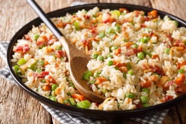 Sebzeli, otlu ve pastırmalı kızarmış pilav. 