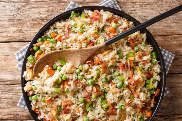 Смачний рис, приготований з овочами і беконом крупним планом в тарілці . — стокове фото