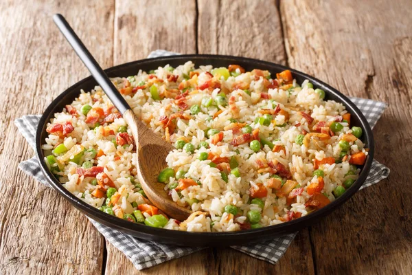 Een pot gefrituurde kruidige rijst met groenten, kruiden en bacon clo — Stockfoto