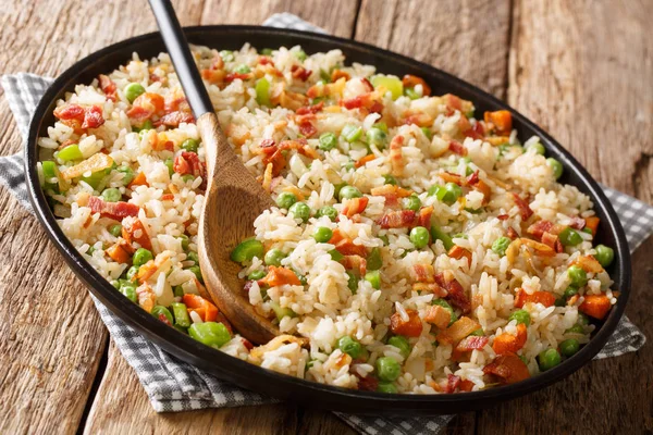 Arroz asiático con verduras de temporada y tocino de cerca en un plato —  Fotos de Stock