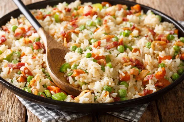 Lekkere rijst gekookt met groenten en spek close-up in een bord. — Stockfoto
