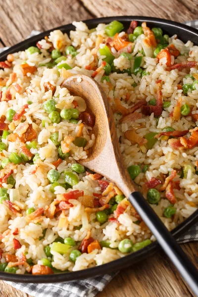 Arroz frito com cenouras, ervilhas verdes, cebolas e bacon close-up i — Fotografia de Stock