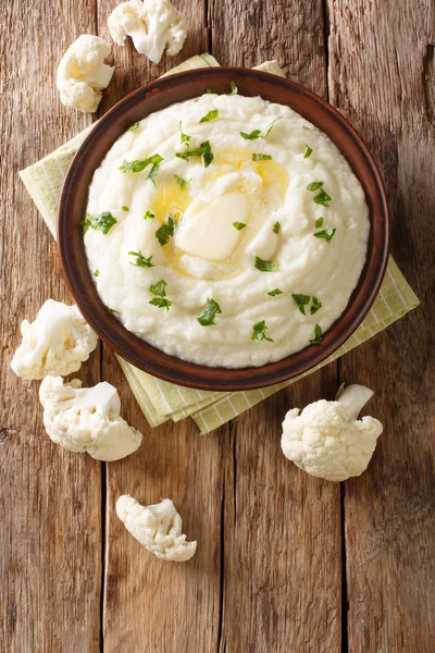 Dietary delicious cauliflower puree with butter and parsley clos — Stock Photo, Image