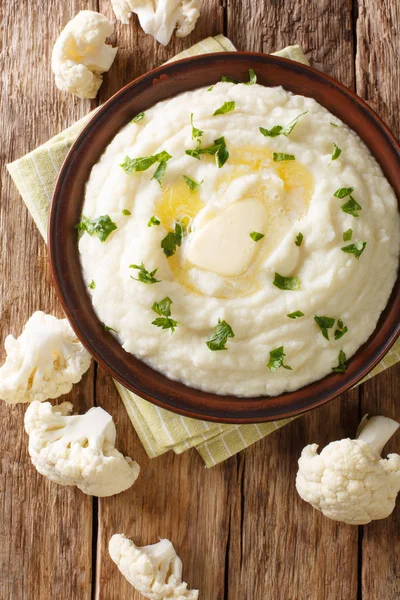 Puré de coliflor con mantequilla y perejil de cerca en un plato . — Foto de Stock