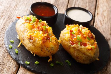 Peynirli dolma patates, yeşil soğan ve domuz pastırması.