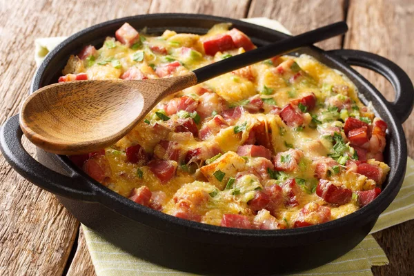 Strata casserole de pain avec jambon, oignons, fromage et oeufs close-u — Photo