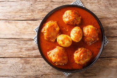 Doro Wat Etiyopya usulü tavuk güveci yavaşça kaynamış.