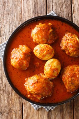 Etyopya yemeği Doro Wat baharatlı soslu yumurtalı tavuk.