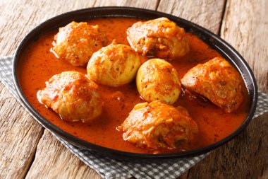 Doro Wat Etiyopya usulü tavuk güveci yavaşça kaynamış.