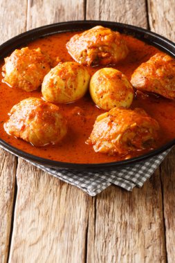 Etyopya yemeği Doro Wat baharatlı soslu yumurtalı tavuk.