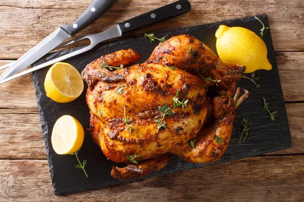 Buatan sendiri rotisserie ayam dengan thyme, lemon closeup pada batu tulis — Stok Foto