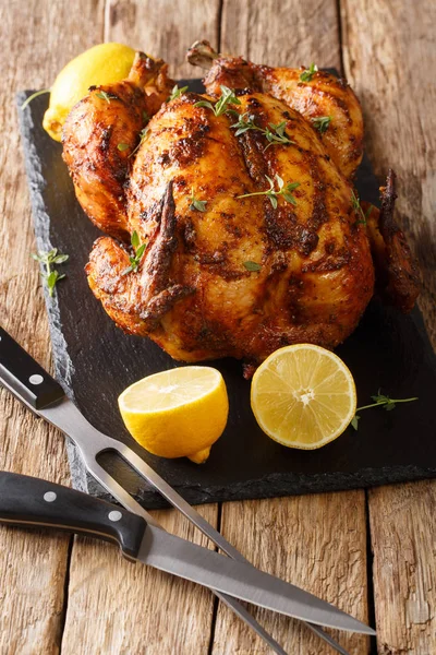 Rosticceria di pollo fatta in casa con timo, primo piano al limone su una lavagna — Foto Stock