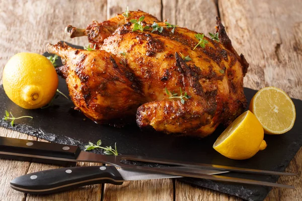 Ayam panggang Juicy rotisserie dengan thyme, lemon closeup pada — Stok Foto