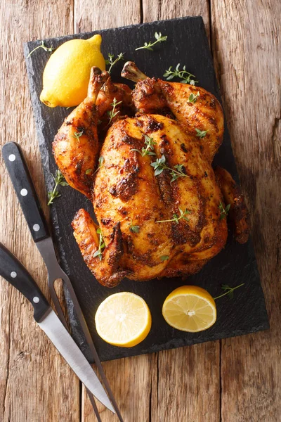 Ayam rotisserie aromatik lezat dengan thyme, lemon dan rempah-rempah c — Stok Foto