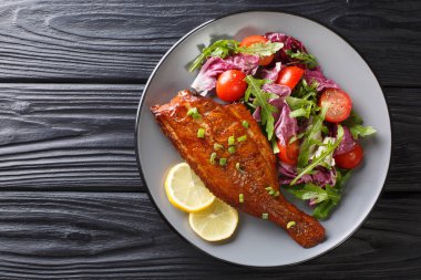 Ana yemek olarak taze sebze salatasıyla servis edilen kayabalığı.