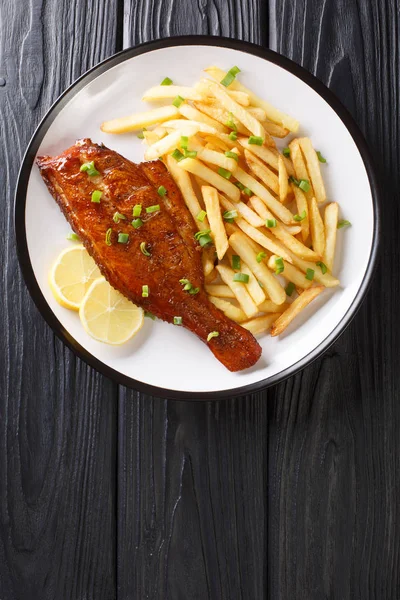 Prato principal rockfish frito servido com batatas fritas close-up em um — Fotografia de Stock