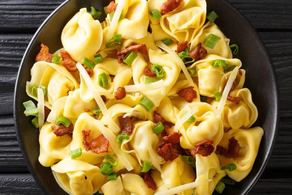 Italian pasta tortelloni with bacon, cheese and green onions clo — Stock Photo, Image