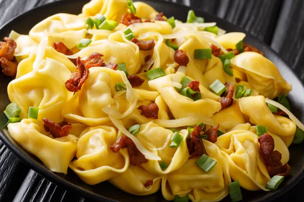 Italian traditional tortelloni with bacon, cheese and green onio — Stock Photo, Image