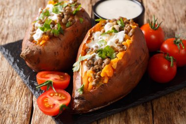 Organik fırında patates, mercimek, sarımsak ve sarımsak.