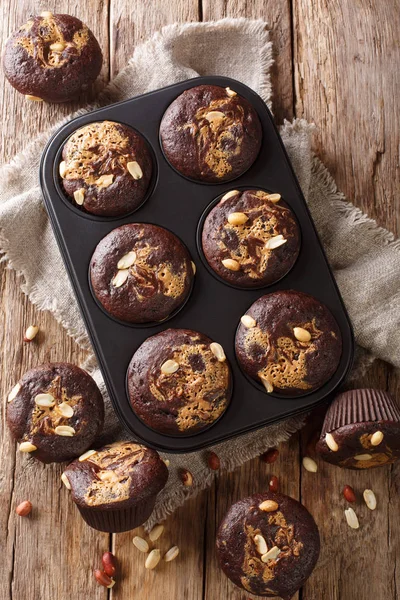 Шоколадні кекси з арахісовим маслом та горіхами у випічці . — стокове фото