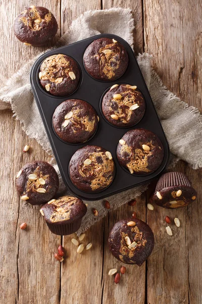 Свіжоспечені шоколадні кекси з арахісовим маслом та горіхами в — стокове фото