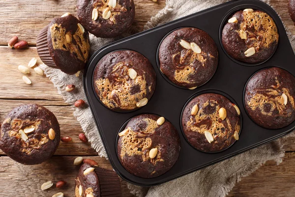 Delicioso desayuno de magdalenas de chocolate con mantequilla de maní y —  Fotos de Stock