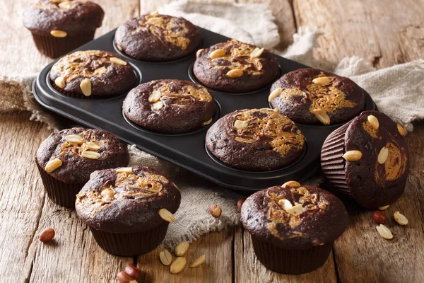 Leckeres Frühstück aus Schokoladenmuffins mit Erdnussbutter und — Stockfoto