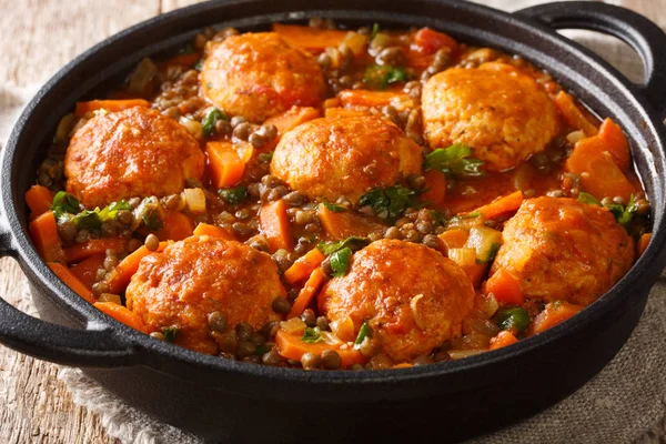 Moroccan meatballs served with lentils in tomato sauce close-up — Stock Photo, Image
