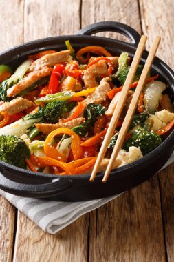 Çin usulü kızarmış domuz, brokoli, lahana, havuç, biber.,