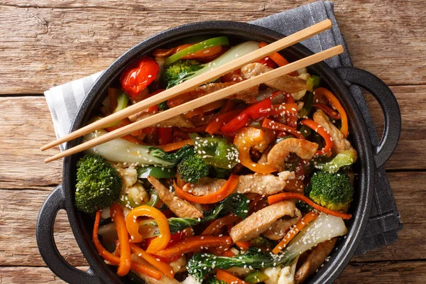 Υγιής ανακατεύετε τηγανητό χοιρινό με διάφορα λαχανικά close-up σε ένα — Φωτογραφία Αρχείου