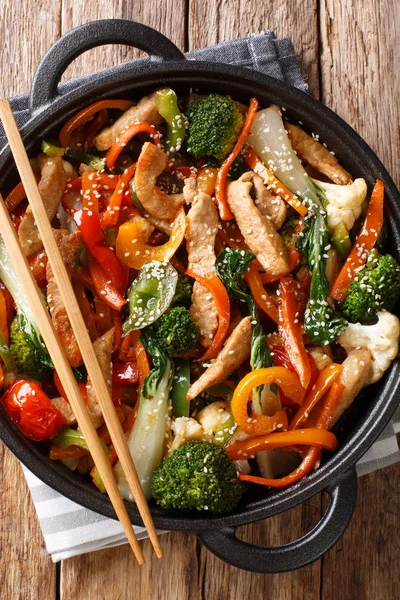 Spicy one pot of stir fried pork with vegetables and sesame seed — Stock Photo, Image
