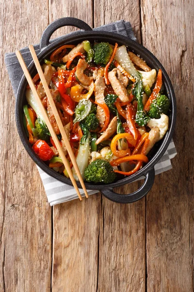 Chinesisch rühren braten Schweinefleisch mit Brokkoli, Bok Choy, Karotten, Paprika, — Stockfoto