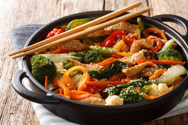 Healthy stir fried pork with different vegetables close-up in a — Stock Photo, Image