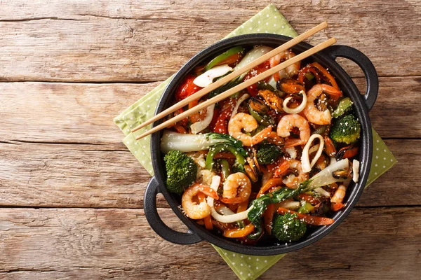 Tasty recipe for stir fry seafood with fresh vegetables close-up — Stock Photo, Image