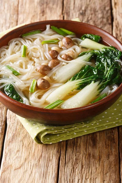 Sopa de macarrão de arroz vegetariano com cogumelos e bok choy closeup — Fotografia de Stock