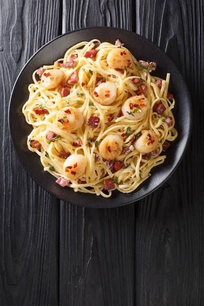 Spaghetti mit Jakobsmuscheln und Speck in cremiger Käsesau — Stockfoto