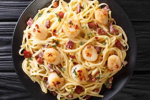 Mediterrane Pasta mit gebratenen Jakobsmuscheln, Speck in cremigem Käse — Stockfoto