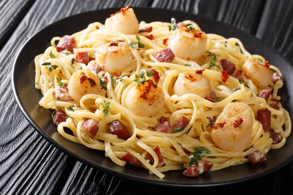 Servieren von Spaghetti mit Jakobsmuscheln und Speck in einem cremigen Käse — Stockfoto