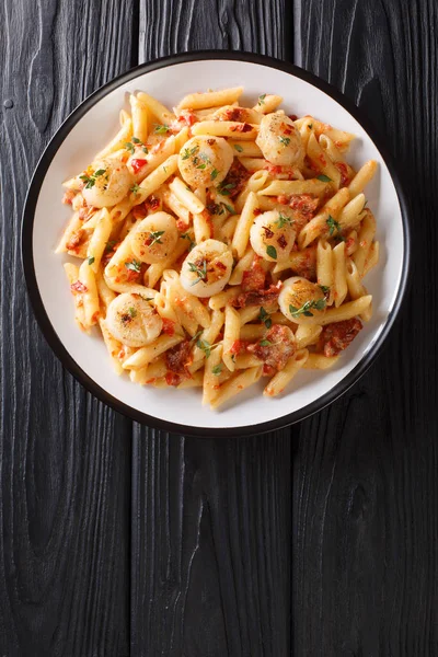 Massa de penne cozida com vieiras fritas, tomates secos e tomilho — Fotografia de Stock