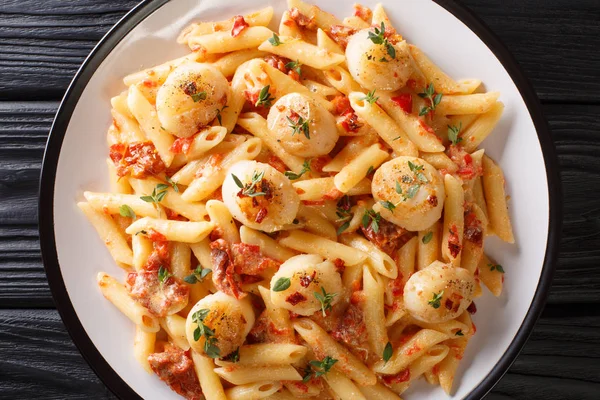 Mediterrane pasta met gebakken sint-jakobsschelpen, gedroogde tomaten en tijm — Stockfoto