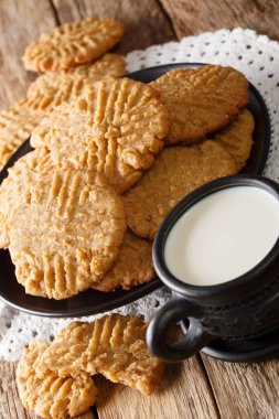 Taze pişmiş fıstık ezmeli kurabiyeler ve bir fincan süt..