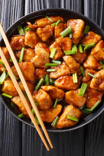 Ázsiai ételkeverő csirke édes szószban zöld hagymával c — Stock Fotó