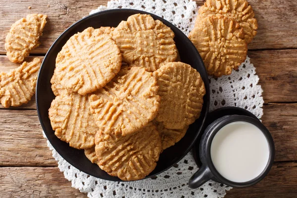 Sabrosas galletas caseras de mantequilla de maní con leche de cerca. Horizonte — Foto de Stock