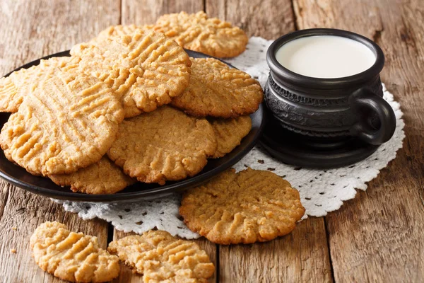 Breakfast of peanuts butter cookies with milk close-up. horizont — ストック写真