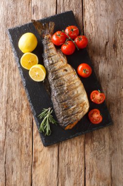 Lezzetli ızgara kambur somon diyeti tahtada. v