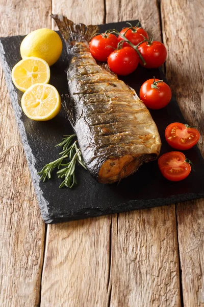 Deliziosa dieta di salmone alla griglia intera gobba su una lavagna. V — Foto Stock