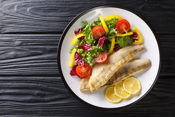 Freshwater fish fillet of zander fried with fresh vegetables and — Stock Photo, Image