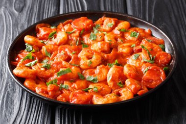 Lezzetli karidesler sarımsaklı ve baharatlı domates soslu.-