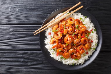 Sarımsaklı karides, acı biber, susam tohumlu Asya yemeği. 