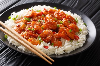 Sarımsaklı, biberli, susamlı ve yeşillikli kızarmış karides.